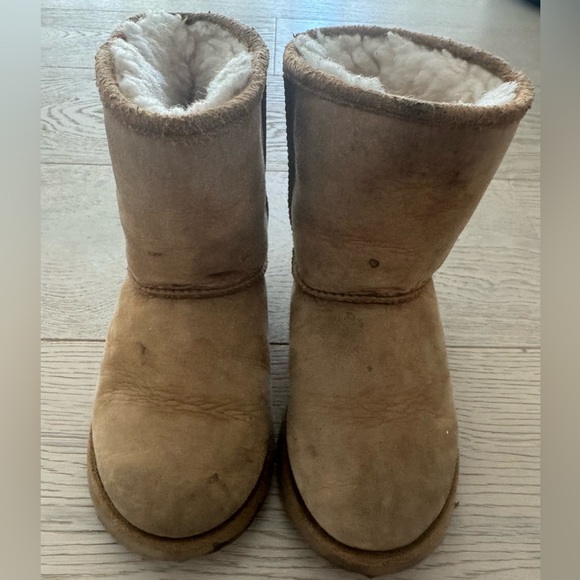Kids UGG Classic size 12 Big Kids - Picture 2 of 8